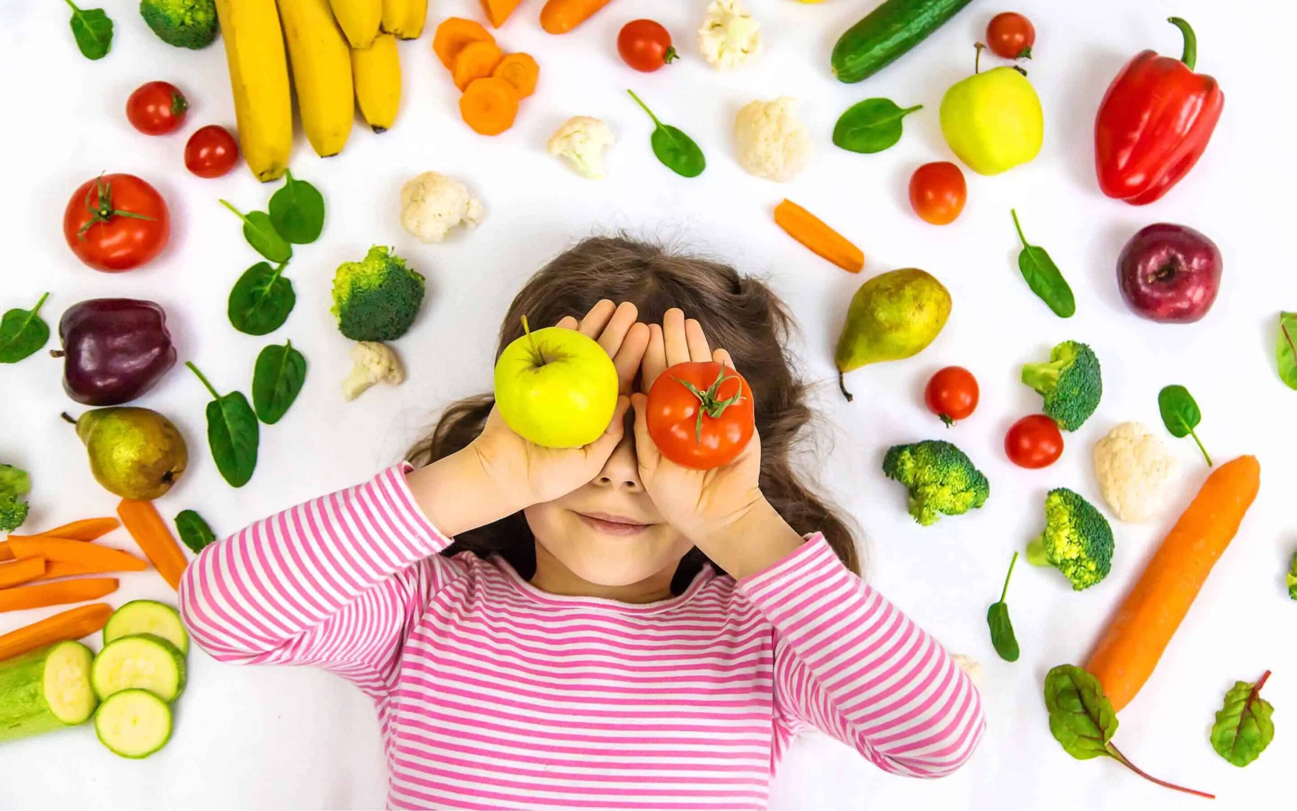 familia preparando comida saludable juntos