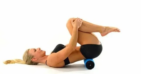 persona relajando los músculos con rodillo de espuma después del entrenamiento