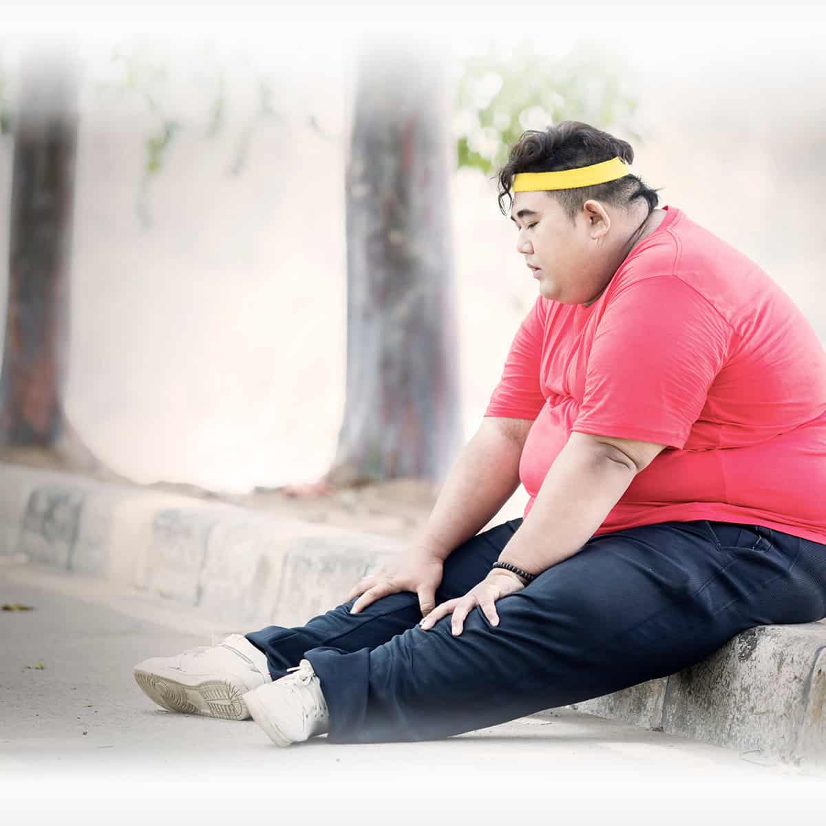 mujer practicando respiración consciente para reducir estrés