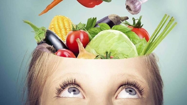 Mujer feliz disfrutando un snack saludable sin culpa